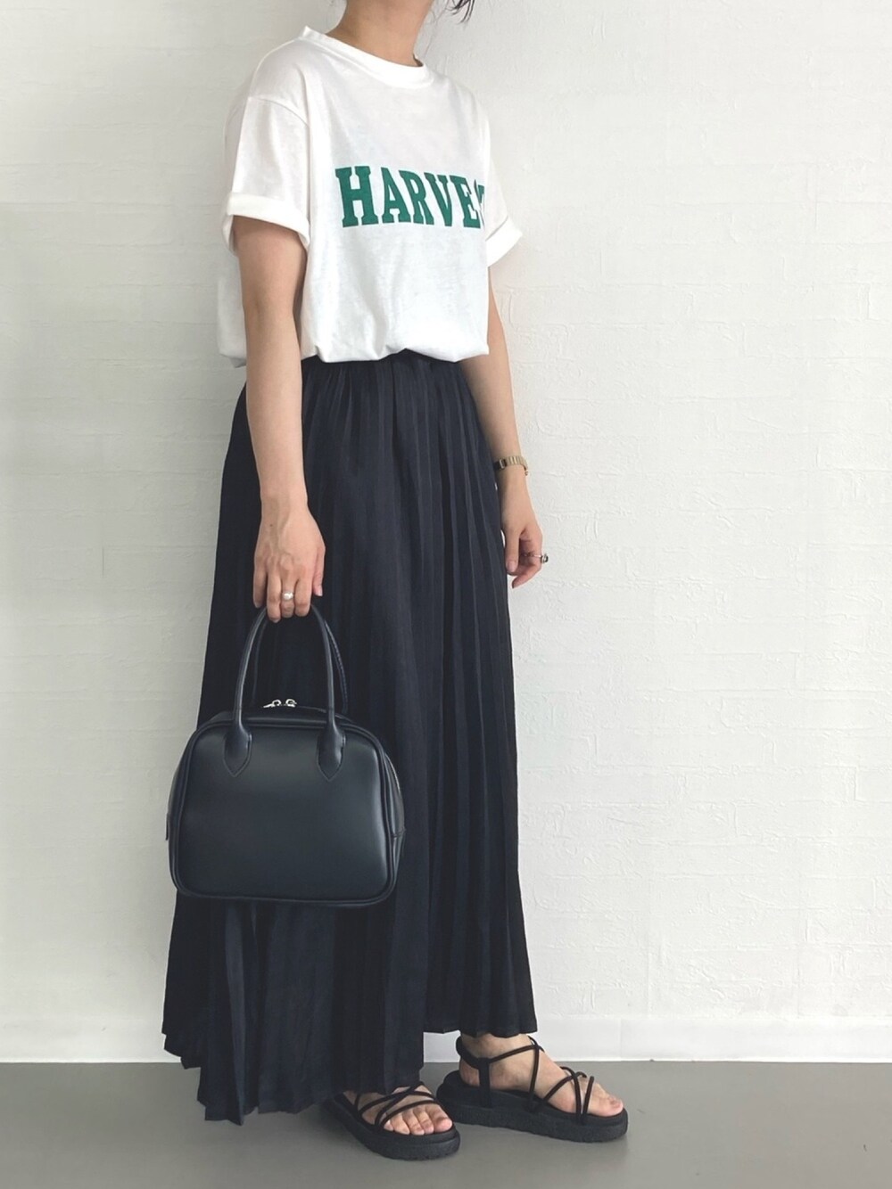 「カジュアルコーデ、白Tシャツ、大人カジュアル、低身長、カジュアル、プリントT、ロゴT、ミニバッグ、サンダル、カレッジ」｜「RiberryのHARVESTロゴTシャツ（Tシャツ/カットソー、ホワイト系）」を使った、miki_rbrさん（レディース・153cm）の夏コーディネートの1枚目の写真