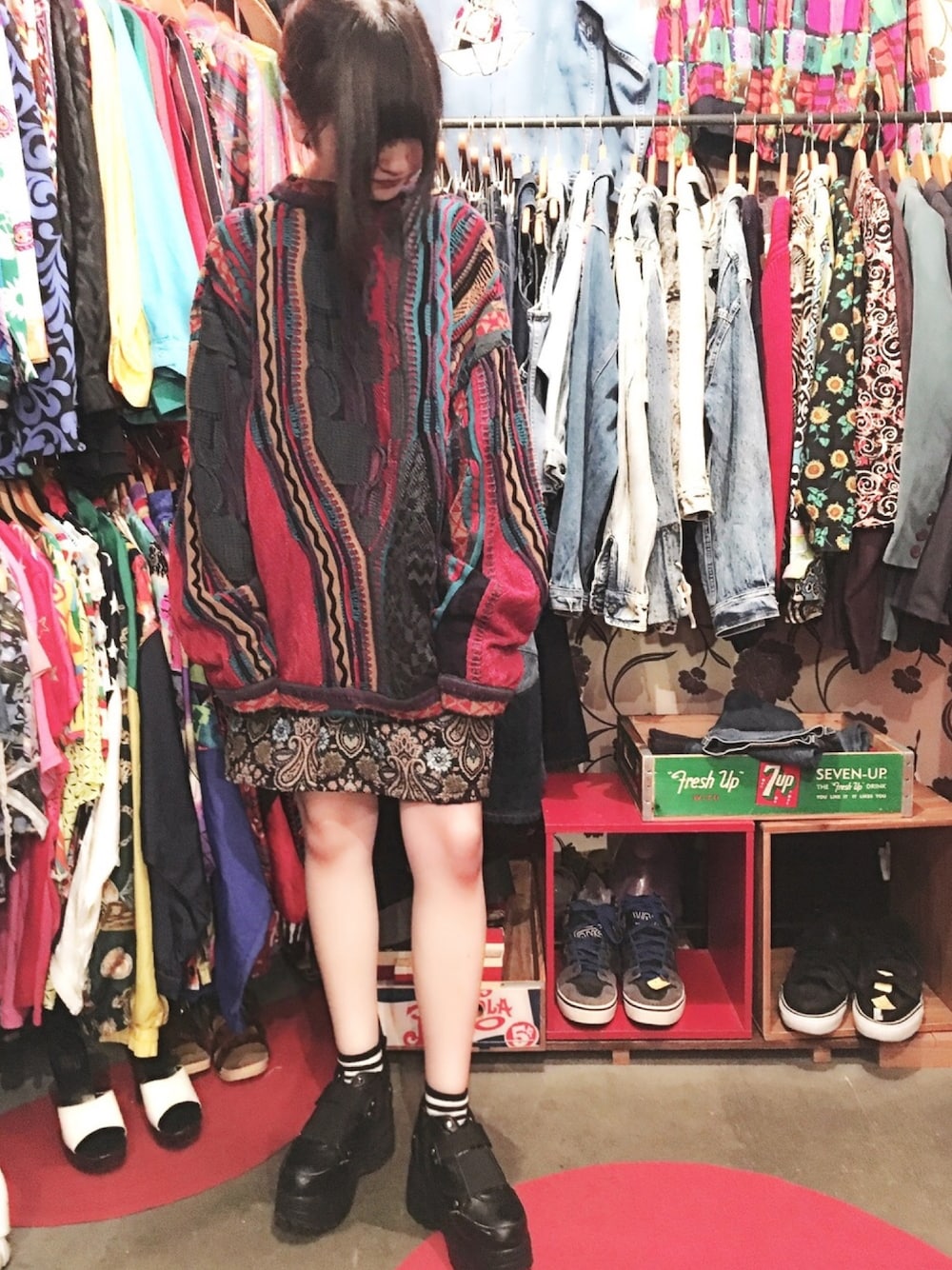 「古着、ゴブラン、COOGI」｜「YOSUKEの【大好評につき予約販売開始】「YOSUKE/ヨースケ」厚底ベルティッドスニーカー（スニーカー、ブラック系）」を使った、永田芙蓉さん（レディース・155cm）の秋コーディネートの1枚目の写真