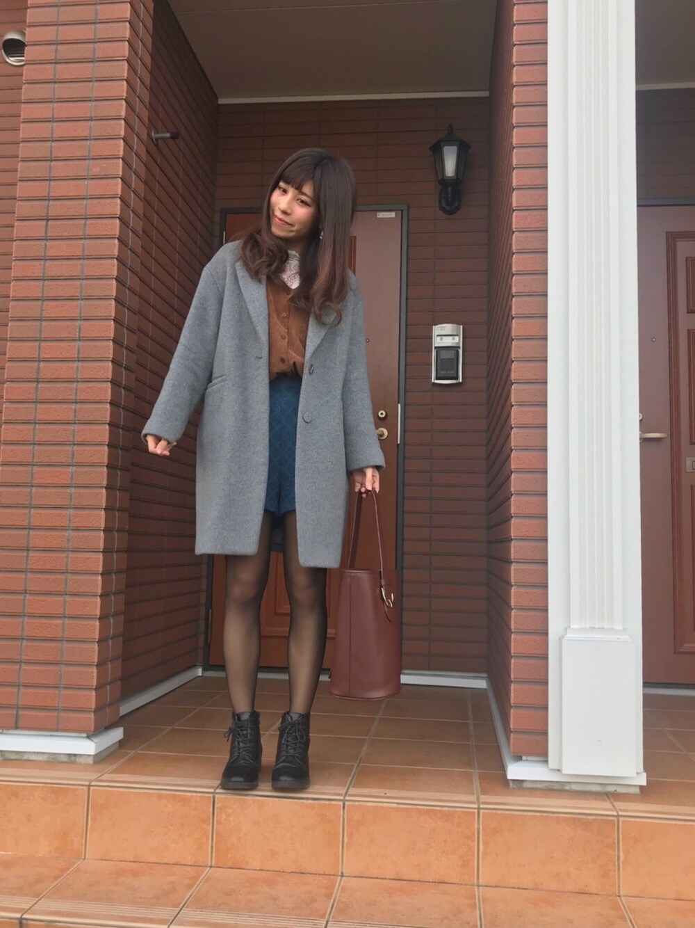 ホワイト系のTシャツ/カットソー、イエロー系のシャツ/ブラウス、グレー系のその他アウターを着用したレディースの冬コーディネートの1枚目の写真