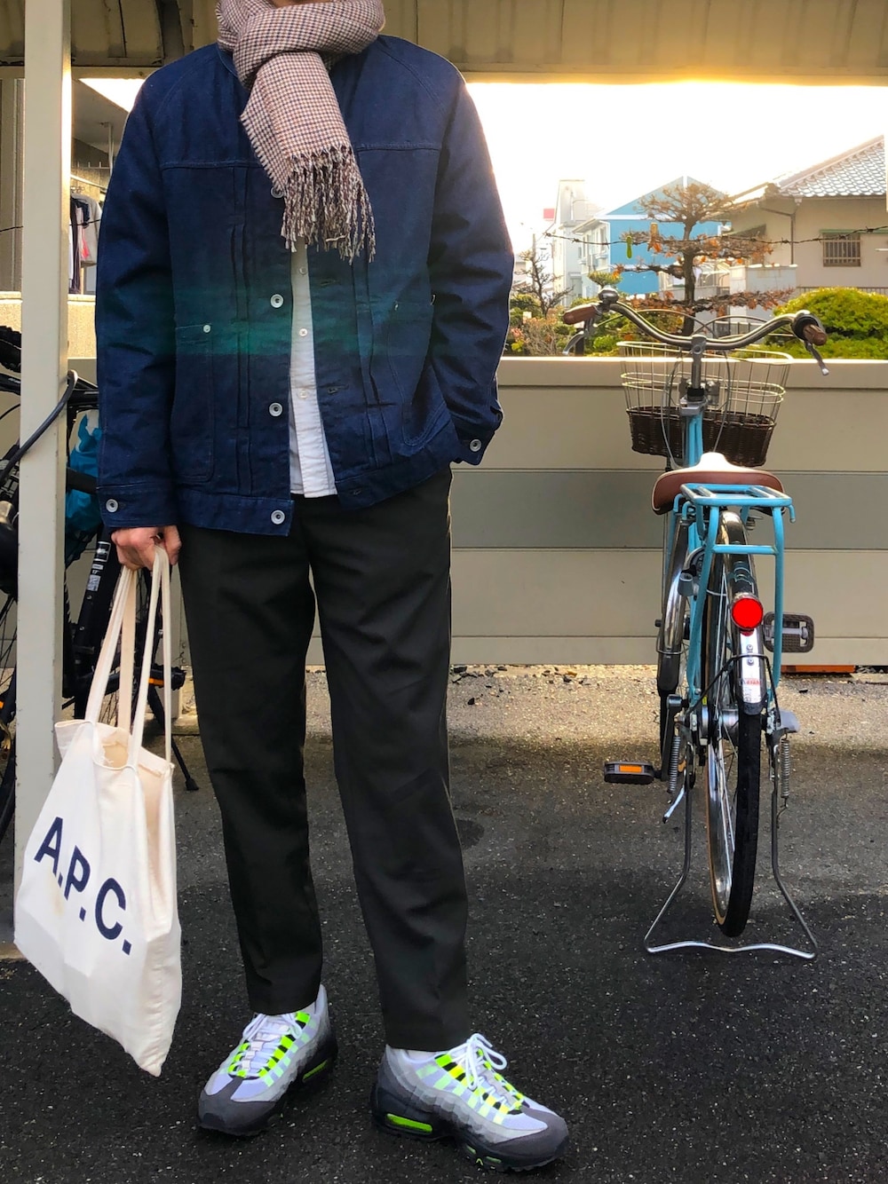 ブルー系のデニムジャケット、ホワイト系のシャツ/ブラウス、グリーン系のスラックスを着用したメンズの冬コーディネートの1枚目の写真