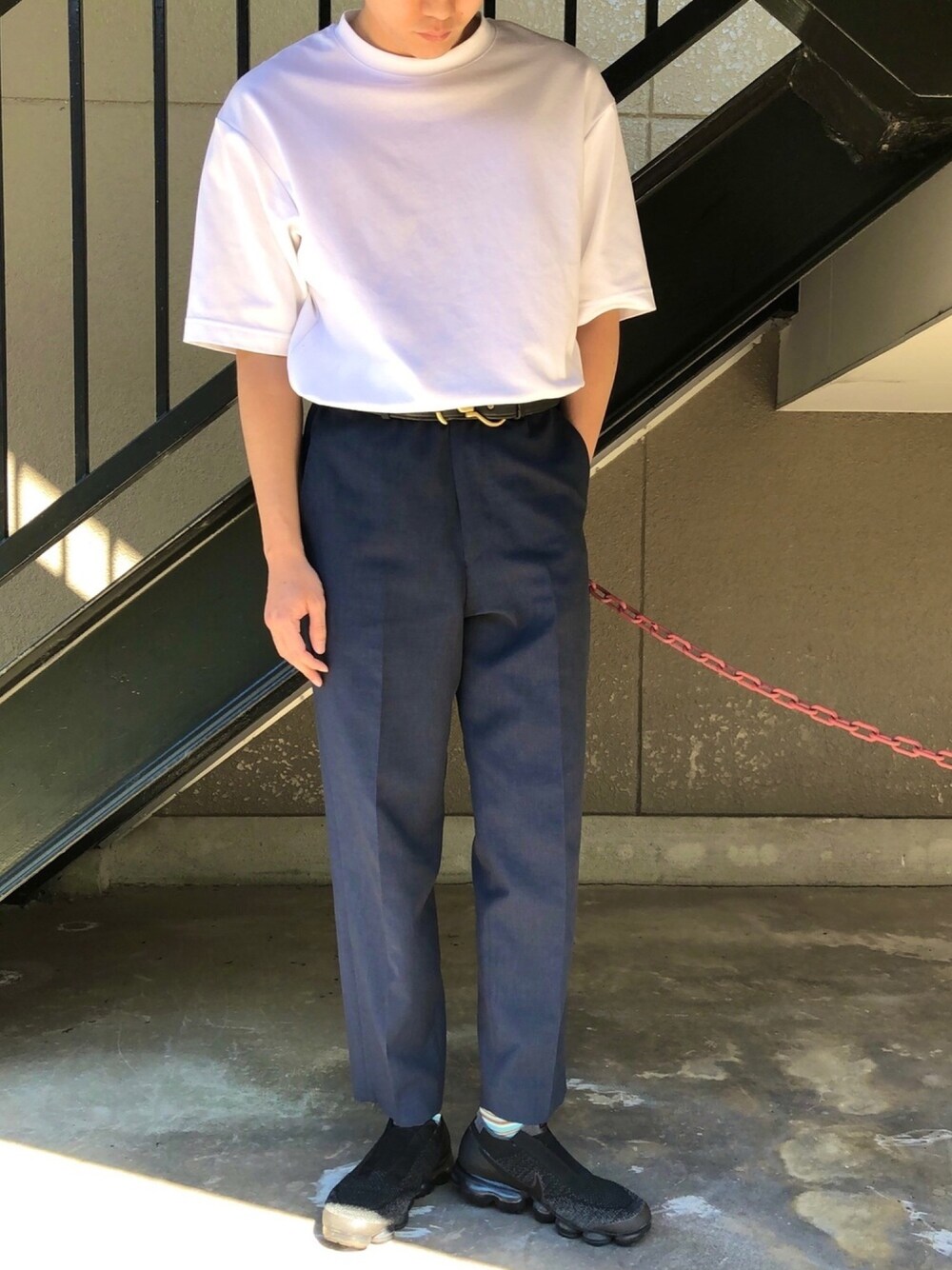ホワイト系のTシャツ/カットソー、ブルー系のその他パンツ、ブラック系のスニーカーを着用したメンズの春コーディネートの1枚目の写真