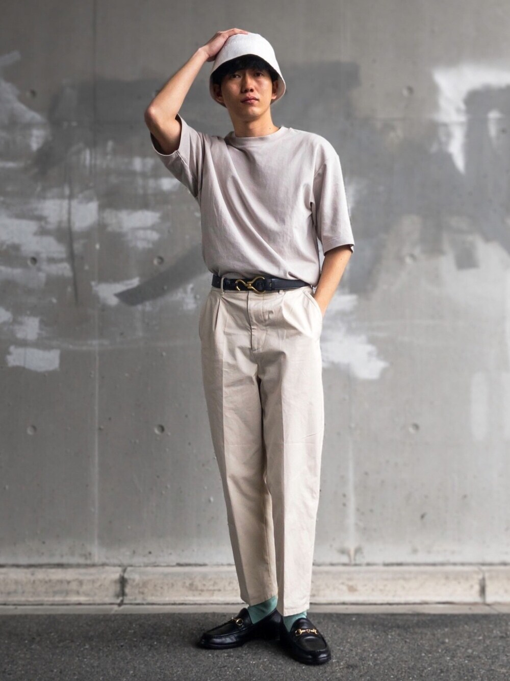 グレー系のTシャツ/カットソー、ホワイト系のその他パンツ、ブラック系のローファーを着用したメンズの春コーディネートの1枚目の写真