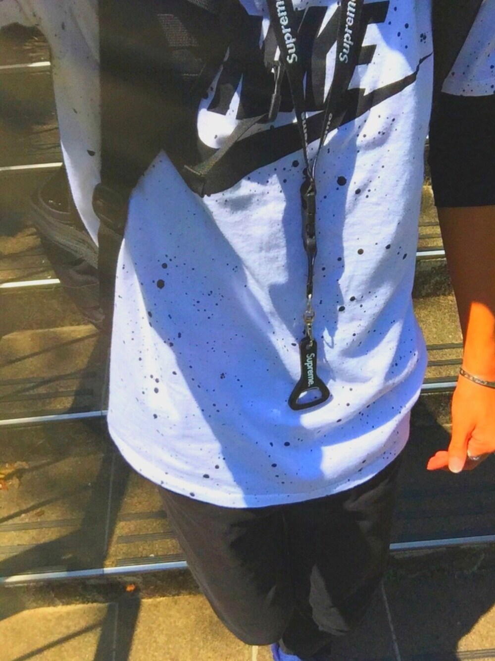 「シュプリーム、ナイキ、ストリート、シンプルコーデ、白Tシャツ、黒パンツ、ジョーダン、黒リュック、モノトーンコーデ、ラッパー」｜「NIKEのアイテム（Tシャツ/カットソー、ホワイト系）」を使った、cocoさん（メンズ・166cm）の春コーディネートの1枚目の写真