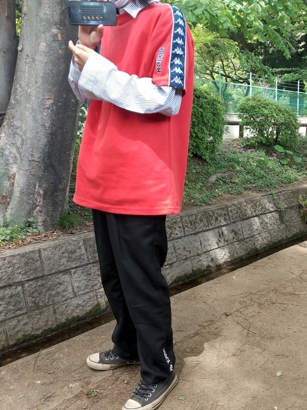 「お洒落さんとつながりたい、オトナカジュアル、休日スタイル、ブラック、春夏コーデ、今日のコーデ、ストリートMIX、キレイめ、低身長」｜「Kappaのアイテム（Tシャツ/カットソー、レッド系）」を使った、cocoさん（メンズ・166cm）の春コーディネートの1枚目の写真