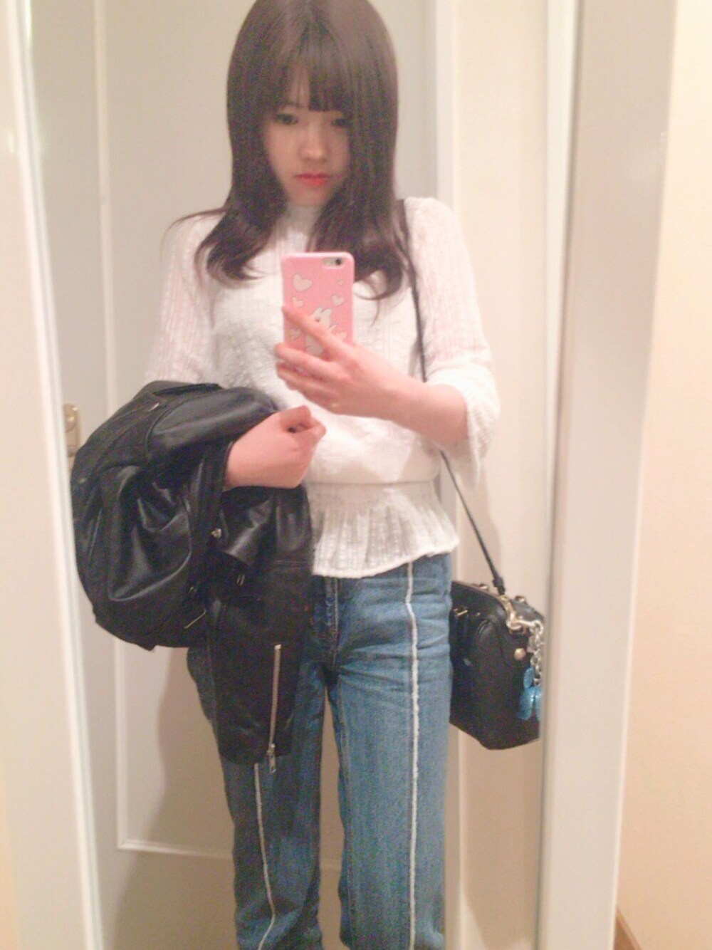 「GU、Mila Owen、COACH、ライダース、はるコーデ、デニムパンツ、レースブラウス、フリルブラウス、赤リップ、モノクロ」｜「COACHのアイテム（ショルダーバッグ、ブラック系）」を使った、あみごんさん（レディース・154cm）の春コーディネートの1枚目の写真