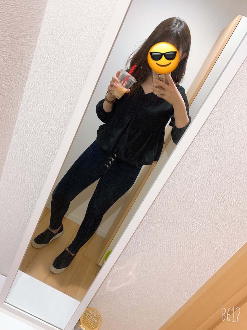 ブラック系のシャツ/ブラウス、ブラック系のデニムパンツ、ブラック系のスニーカーを着用したレディースの春コーディネートの1枚目の写真