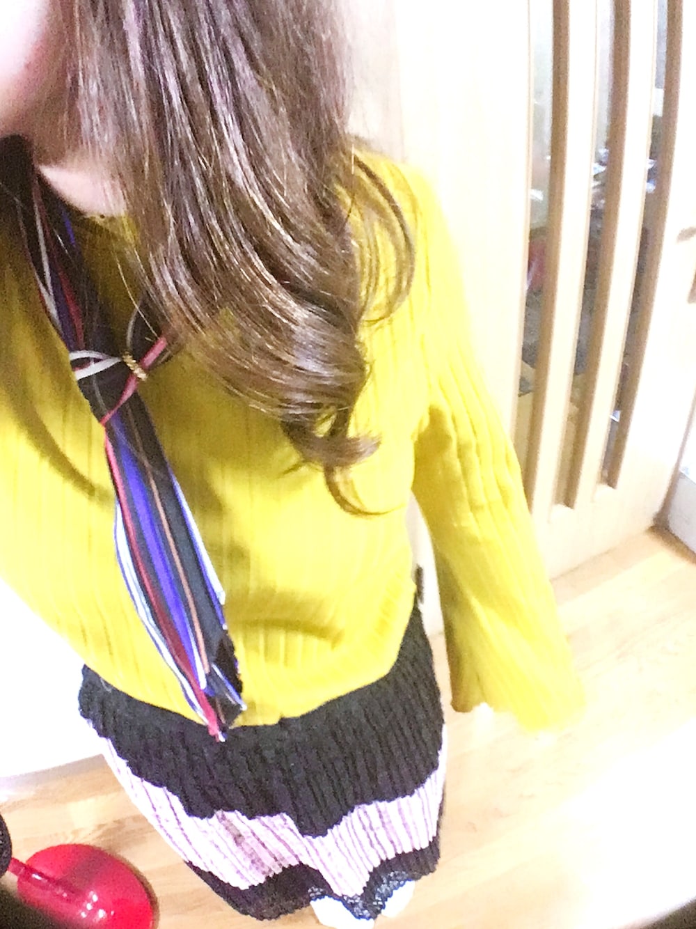 「秋服、レースプリーツスカート、ベル袖、w closet、OZOC、GU、スカーフ」｜「w closetのメロー加工ハイネックプルオーバー（Tシャツ/カットソー、イエロー系）」を使った、なっちさん（レディース・154cm）の秋コーディネートの1枚目の写真