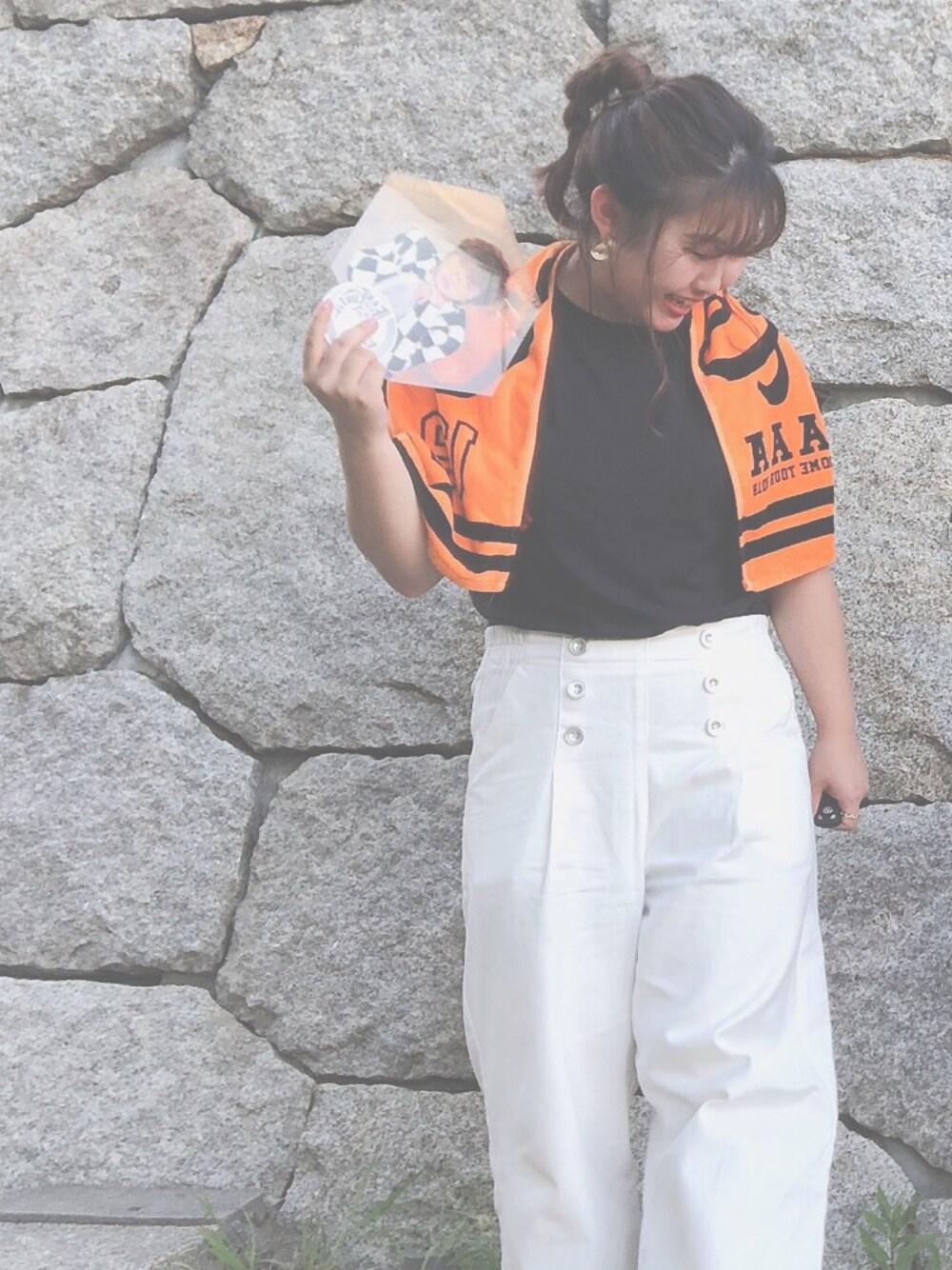 ホワイト系のパンツ、ブラック系のTシャツ/カットソーを着用したレディースの夏コーディネートの1枚目の写真