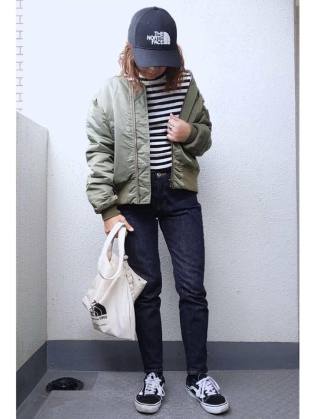 「カジュアル、オトナ女子、メンズライク、ボーダー、zozoデニム、ショルダーバッグ、キャップ、THE NORTH FACE」｜「THE NORTH FACEの【THE NORTH FACE】ロゴキャップ（キャップ、ブラック系）」を使った、junさん（レディース・156cm）の冬コーディネートの1枚目の写真