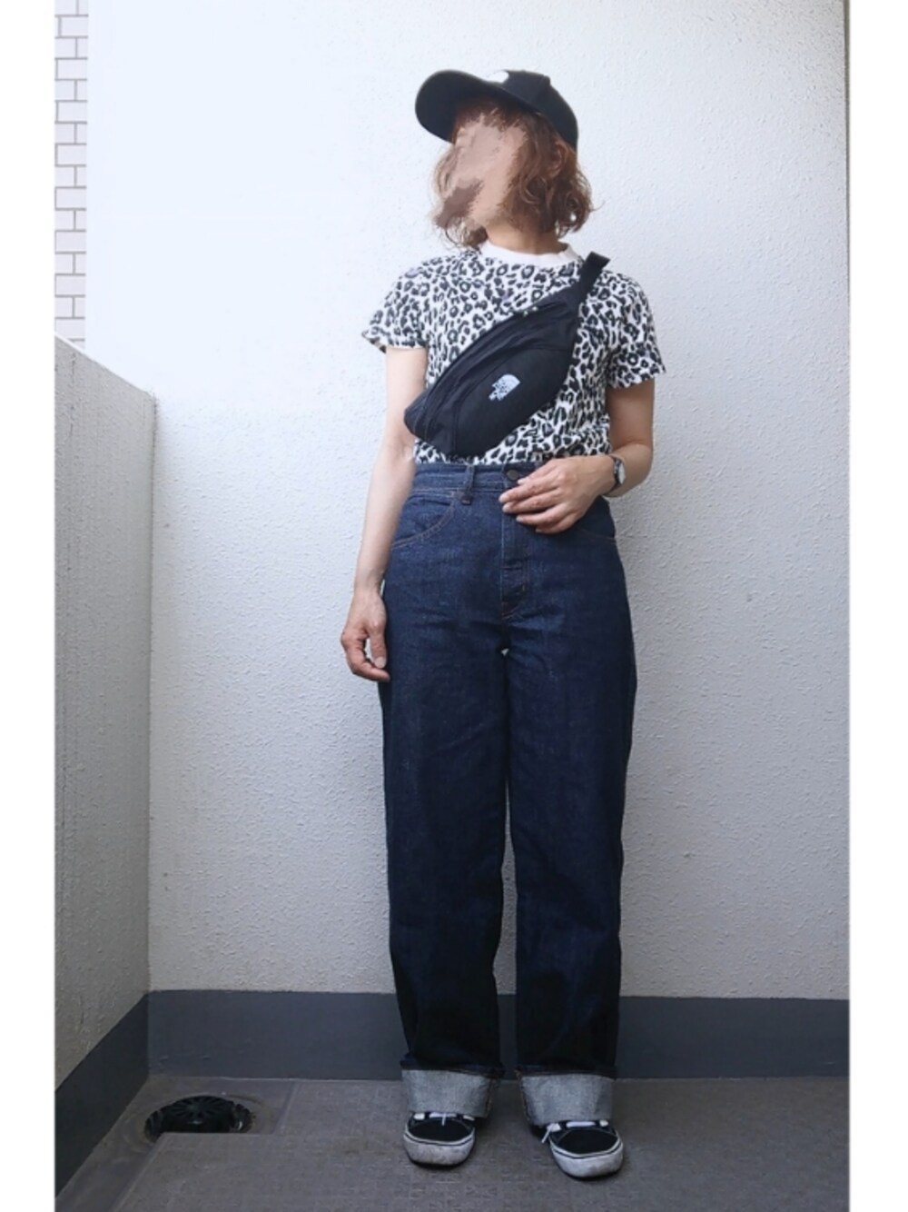 ホワイト系のTシャツ/カットソー、ブルー系のデニムパンツ、ブラック系のスニーカーを着用したレディースの春コーディネートの1枚目の写真