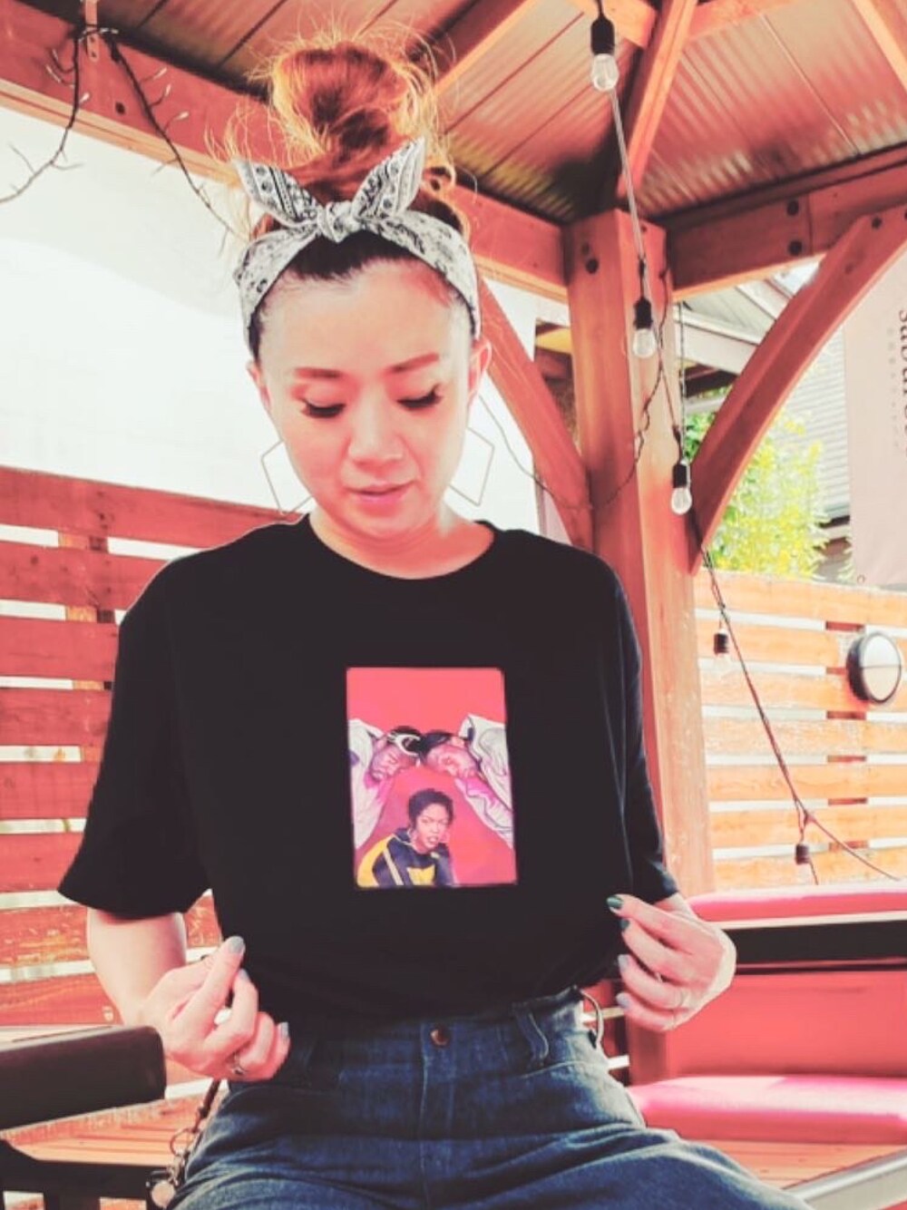 「INTERBREED、バンダナ、ターバン、Tシャツ、The Fugees、シンプルコーデ」｜「INTERBREEDのアイテム（Tシャツ/カットソー、ブラック系）」を使った、かりんとうさん（レディース・160cm）の秋コーディネートの1枚目の写真