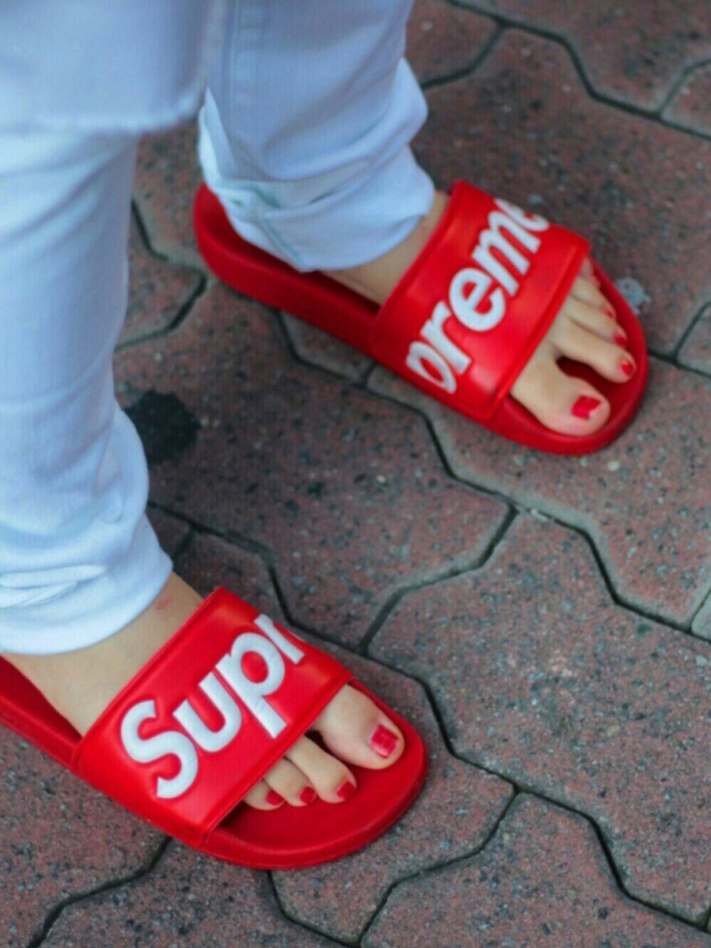 レッド系のサンダル、その他のその他を着用したレディースの夏コーディネートの1枚目の写真