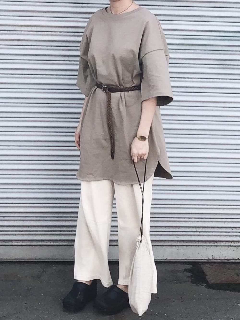 「GU、dansko、真鍮アクセサリー」｜「GUのアイテム（Tシャツ/カットソー、ブラウン系）」を使った、maさん（レディース・155cm）の春コーディネートの1枚目の写真