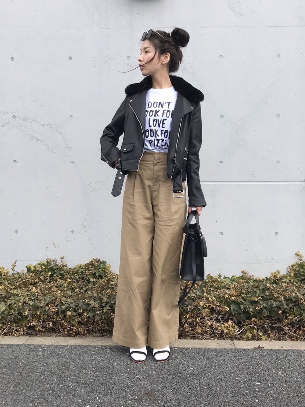 「上下UNIQLO、ユニクロキッズ、ロゴT、チノパン、オトナ女子、オトナカジュアル、かごバッグ、靴下 × サンダル、おだんごヘアー、ライダースジャケット」｜「UNIQLOのハイウエストチノワイドパンツ（丈長め77cm）＋EC（その他パンツ、ベージュ系）」を使った、hirorinさん（レディース・165cm）の冬コーディネートの1枚目の写真