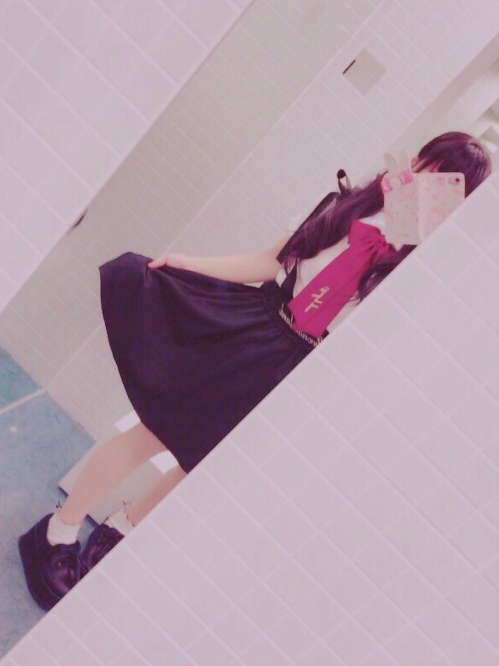 ブラック系のスカート、ホワイト系のシャツ/ブラウスを着用したレディースの夏コーディネートの1枚目の写真