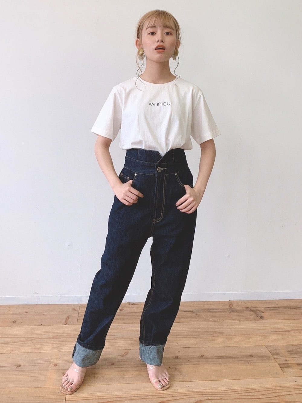 ホワイト系のTシャツ/カットソー、その他のサンダル、その他のその他を着用したレディースの夏コーディネートの1枚目の写真