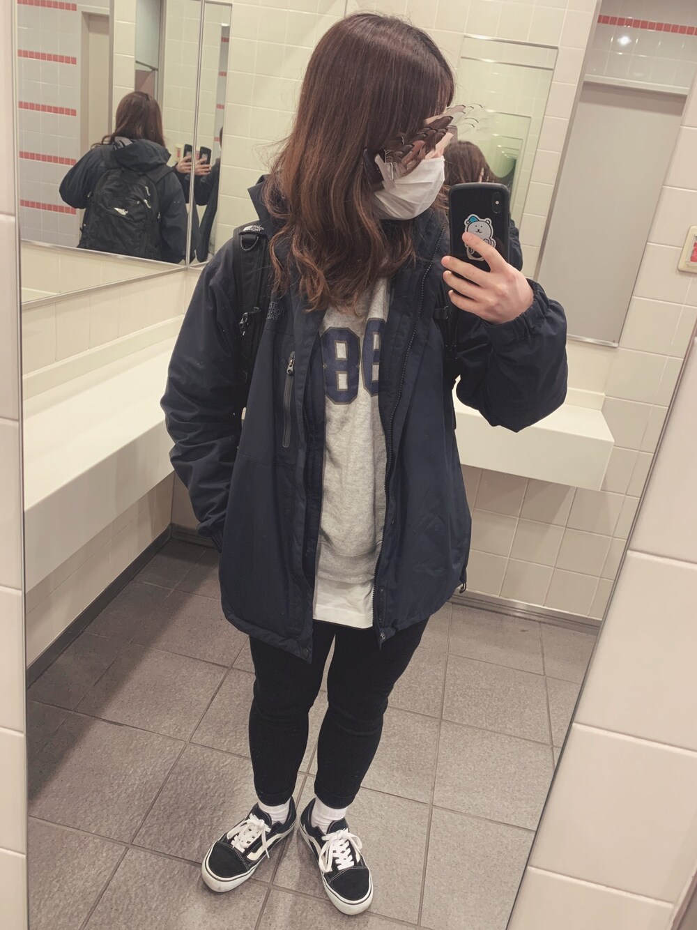 グレー系のスウェット、ホワイト系のTシャツ/カットソー、ブラック系のデニムパンツを着用したレディースの春コーディネートの1枚目の写真