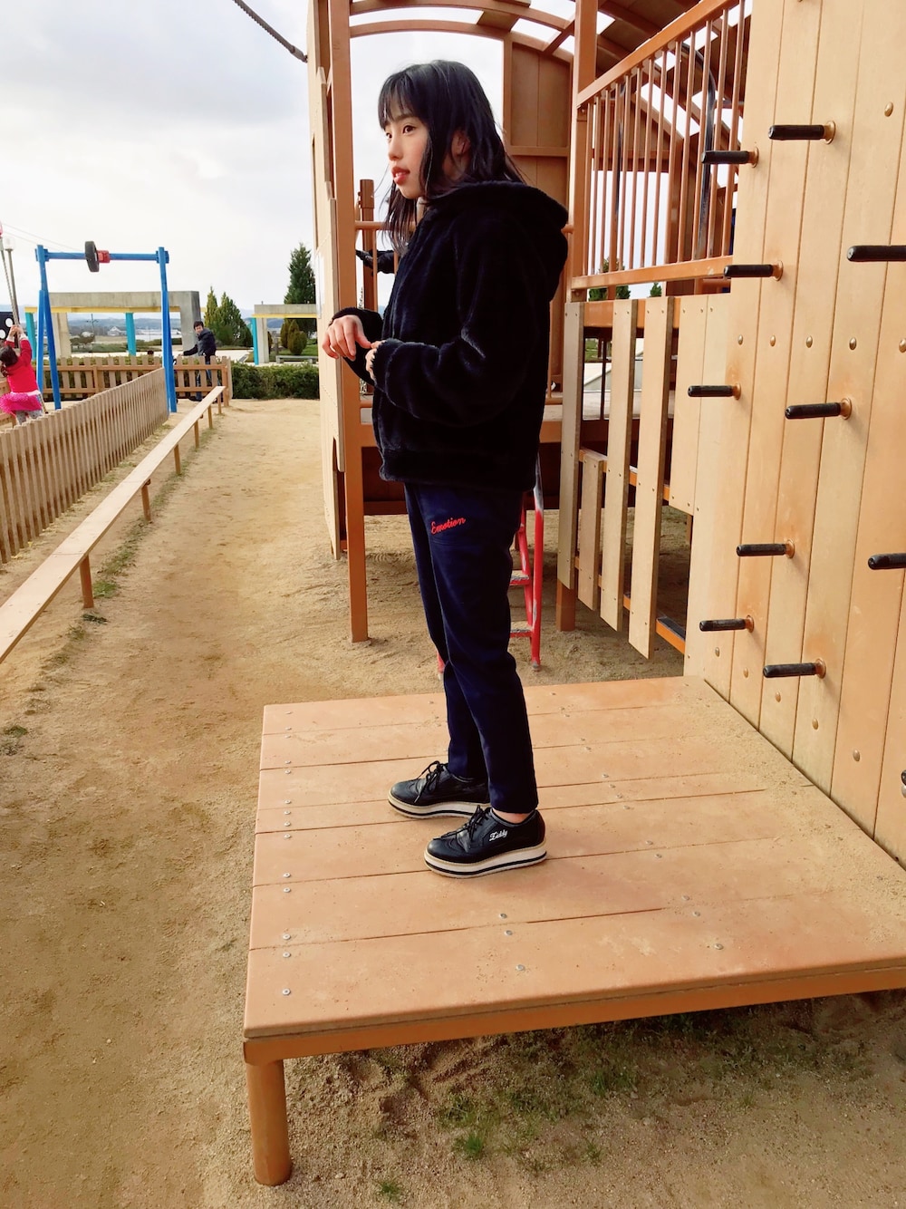 「冬コーデ、シンプル、公園遊び」｜「しまむらのアイテム（つなぎ/オールインワン、ブルー系）」を使った、©︎yocoさん（キッズ・143cm）の冬コーディネートの1枚目の写真
