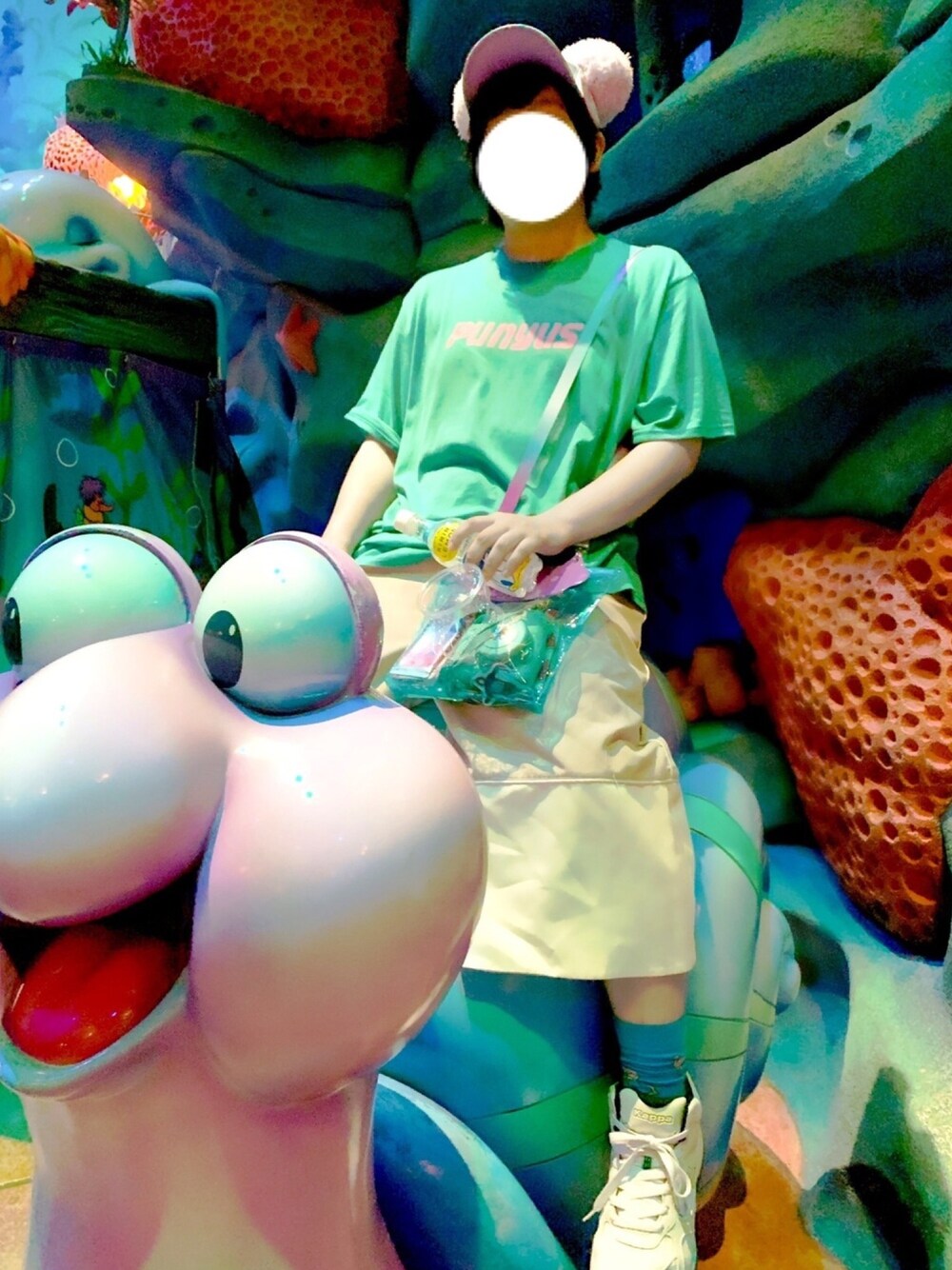 「ディズニーコーデ、ディズニー、PUNYUS、はらぺこ商店、harapeco商店、H&M、KAPPA、おしゃれさんと繋がりたい、いいね、save、フォローお願いします🤑」｜「PUNYUSのロゴプリントTシャツ（Tシャツ/カットソー、グリーン系）」を使った、黒瀬さんさん（メンズ・170cm）の冬コーディネートの1枚目の写真