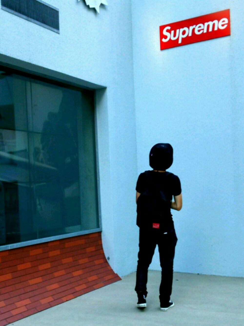 ブラック系のTシャツ/カットソー、ブラック系のその他パンツ、ブラック系のバックパック/リュックを着用したメンズの冬コーディネートの1枚目の写真
