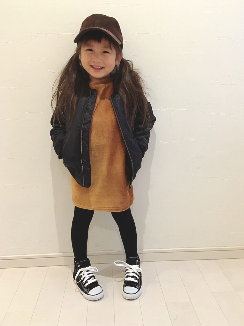 「キッズコーデ、キッズファッション、シンプル、おんなのこ、女の子、冬コーデ、Branshes、ブランシェス、RADCHAP、converse」｜「BRANSHESのMA-1中綿ブルゾン（MA-1、ブラック系）」を使った、kii_memeさん（キッズ・100cm）の冬コーディネートの1枚目の写真