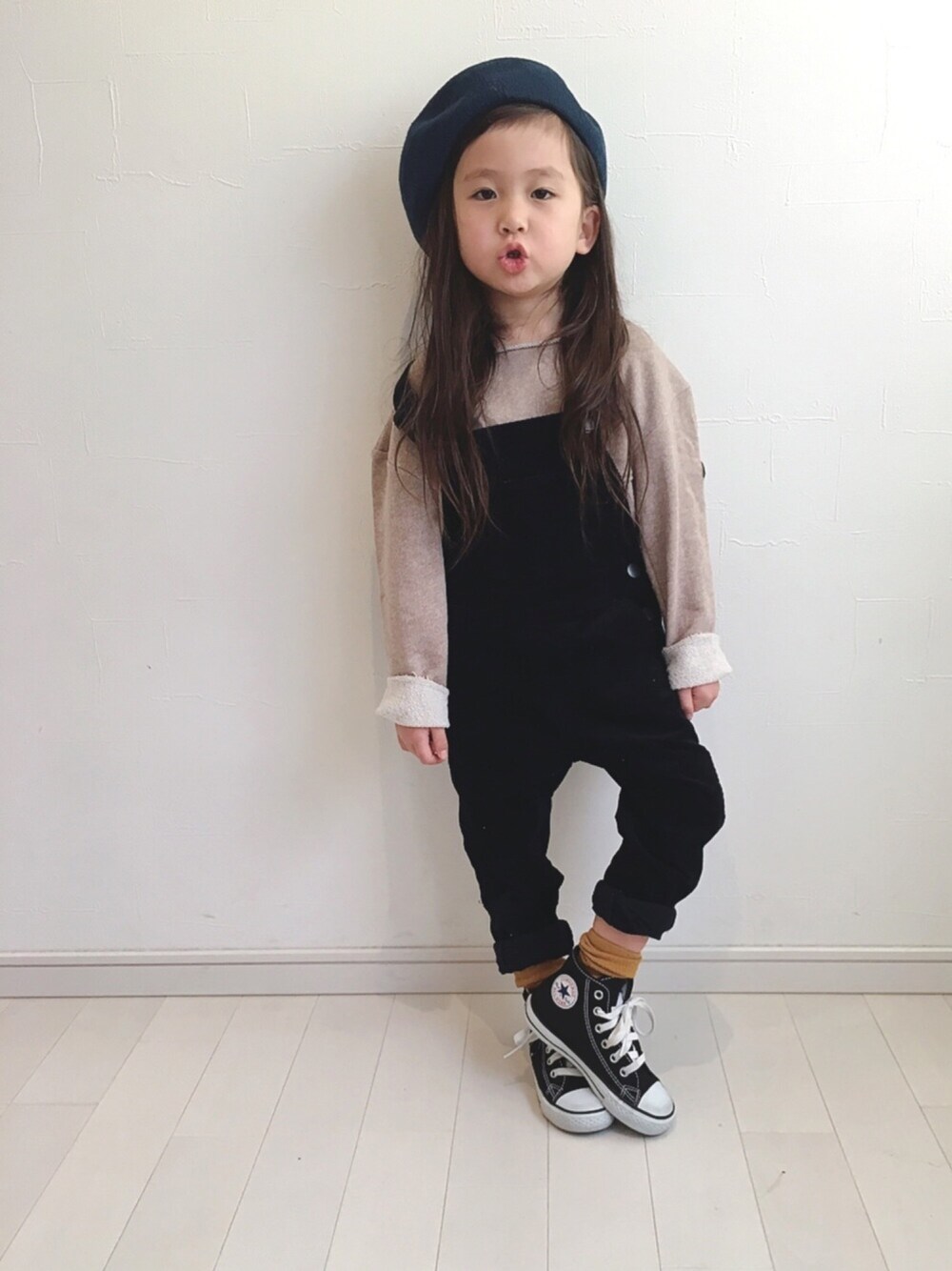 「カジュアル、おんなのこ、キッズコーデ、キッズファッション、女の子、Branshes、プティマイン、converse、チャオパニックティピー(CIAOPANIC TYPY)、オーバーオール」｜「BRANSHESのベレー帽（ハンチング/ベレー帽、ブルー系）」を使った、kii_memeさん（キッズ・100cm）の冬コーディネートの1枚目の写真