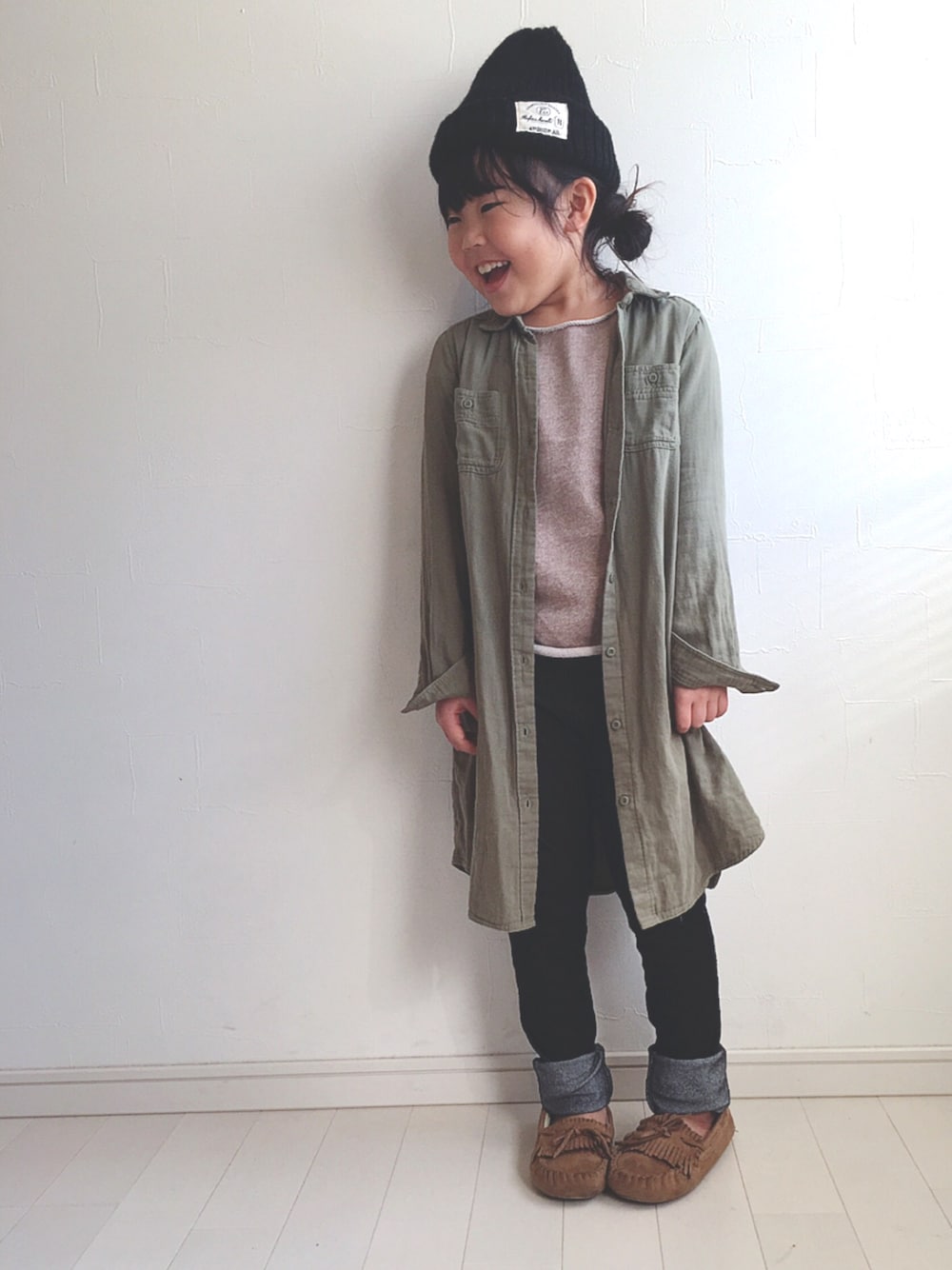 「キッズファッション、シンプルコーデ、おんなのこ、カジュアルコーデ、デニムパンツ、kids、Branshes、ブランシェス」｜「BRANSHESのデニムニットロングパンツ（デニムパンツ、ブラック系）」を使った、kii_memeさん（キッズ・120cm）の冬コーディネートの1枚目の写真