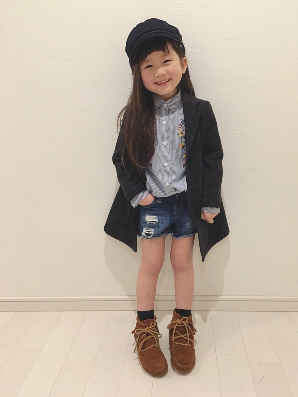 「シンプルコーデ、カジュアル、キッズファッション、デニム、チェスターコート、刺繍、女の子、キッズコーデ、Branshes、ブランシェス」｜「BRANSHESのマリンキャップ（キャップ、ブルー系）」を使った、kii_memeさん（キッズ・100cm）の冬コーディネートの1枚目の写真