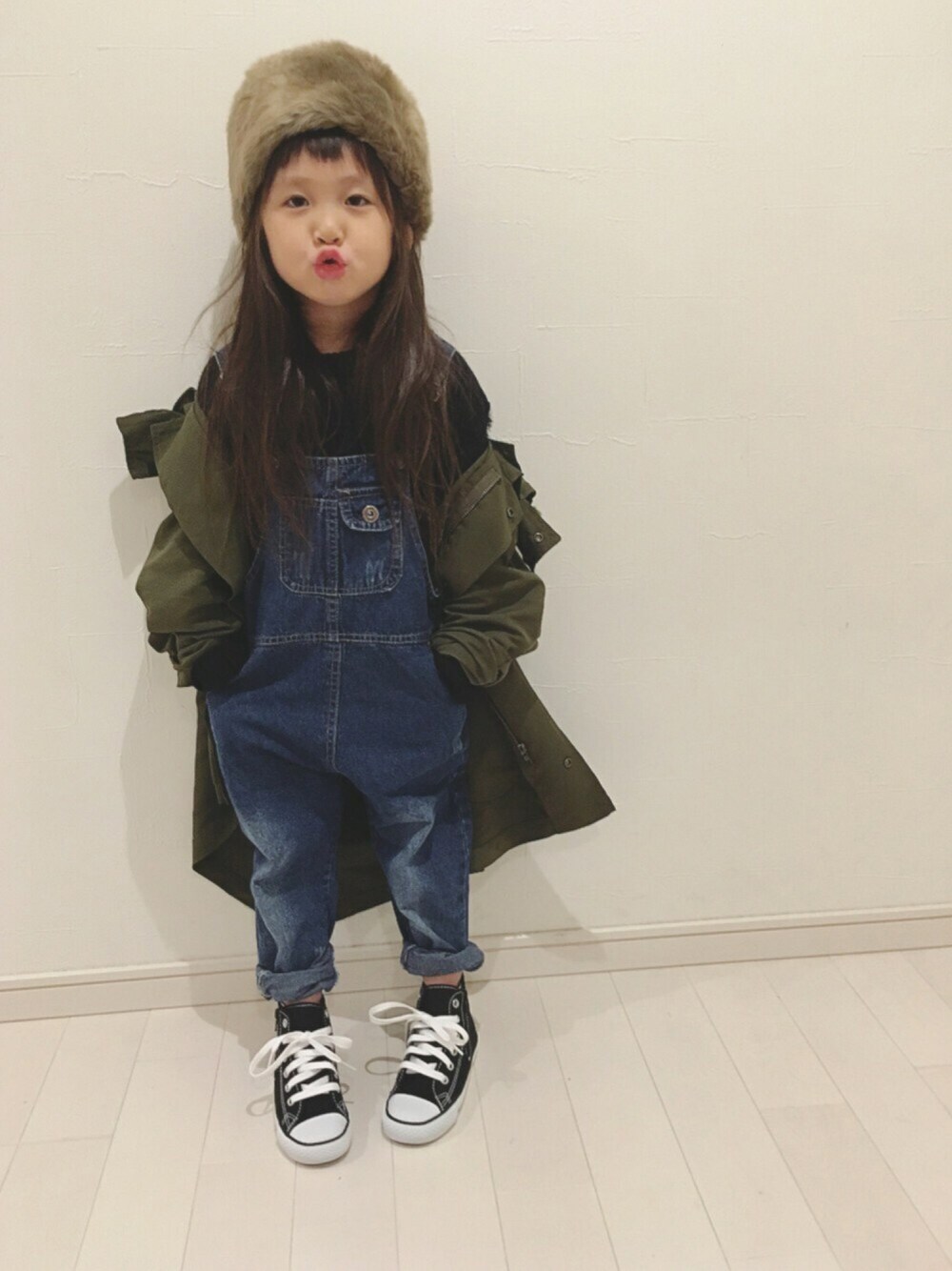 「女の子、kidsfashion、キッズコーデ、冬コーデ、スニーカー、肩落としスタイル、オフショル、Branshes、ブランシェス、ニット」｜「BRANSHESのシャギーボーダーニット（ニット/セーター、ブラック系）」を使った、kii_memeさん（キッズ・100cm）の秋コーディネートの1枚目の写真