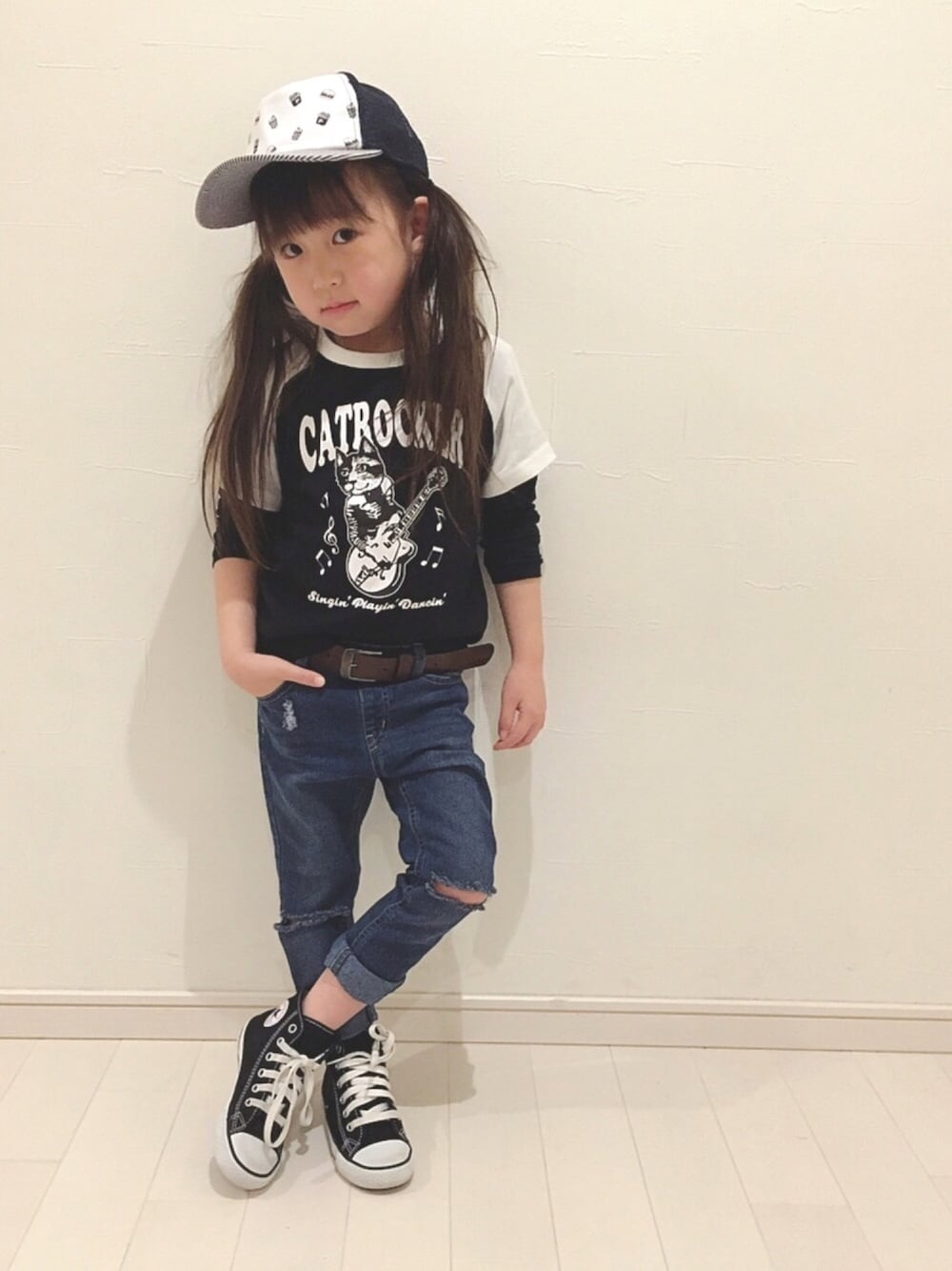 ブラック系のTシャツ/カットソー、ブルー系のデニムパンツ、ブラック系のスニーカーを着用したキッズの春コーディネートの1枚目の写真