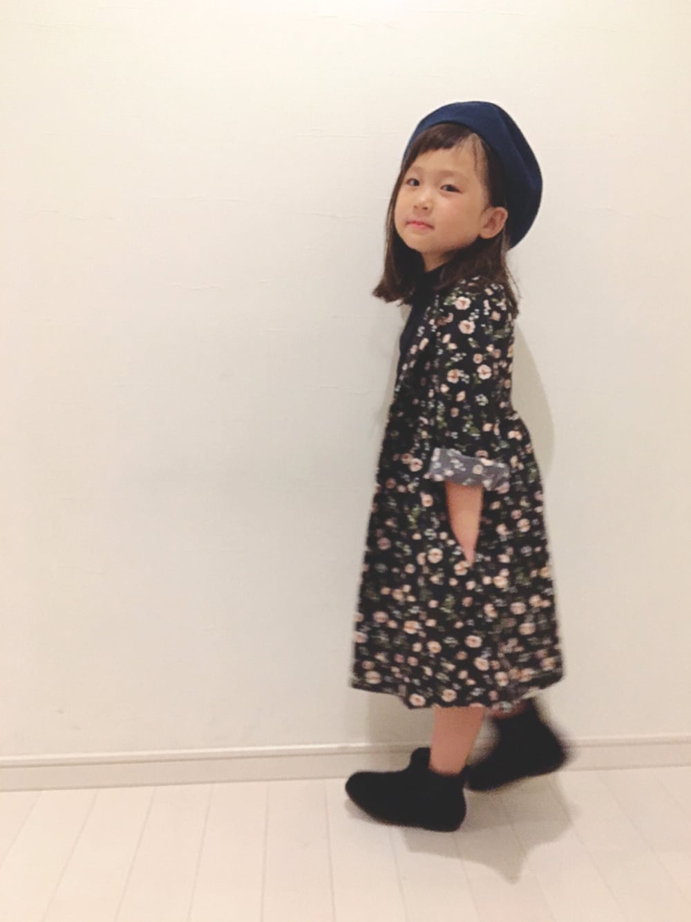 「kids、ブランシェス、花柄ワンピース、花柄ｶﾞｳﾝ、おんなのこ、サイドゴアブーツ、秋のコーデ、Branshes、キッズファッション、ベレー帽」｜「BRANSHESのベレー帽（ハンチング/ベレー帽、ブルー系）」を使った、kii_memeさん（キッズ・110cm）の夏コーディネートの1枚目の写真