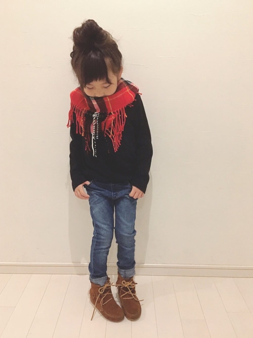 「女の子コーデ、カジュアルコーデ、シンプル、差し色、スヌード、デニム、minnetonka、Branshes、チェック、秋コーデ」｜「BRANSHESのチェックフリンジスヌード（ストール/ショール、レッド系）」を使った、kii_memeさん（キッズ・110cm）の秋コーディネートの1枚目の写真