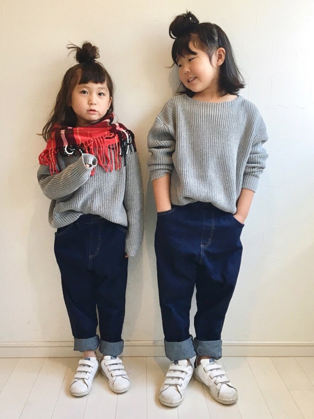「キッズファッション、カジュアルコーデ、ニット、女の子、デニムパンツ、姉妹コーデ、リンクコーデ、秋のコーデ、テーパードパンツ、Branshes」｜「AZUL by moussyのクルーネック長袖サーマルニット（ニット/セーター、グレー系）」を使った、kii_memeさん（キッズ・110cm）の秋コーディネートの1枚目の写真