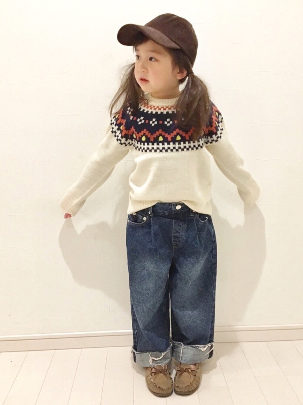 「カジュアルコーデ、キッズファッション、ニット、シンプル、ワイドデニム、デニムパンツ、求心柄、Branshes、Right-on、キャップ」｜「Right-onの【MPS】デニムタックワイドパンツ（デニムパンツ、ブルー系）」を使った、kii_memeさん（キッズ・110cm）の冬コーディネートの1枚目の写真