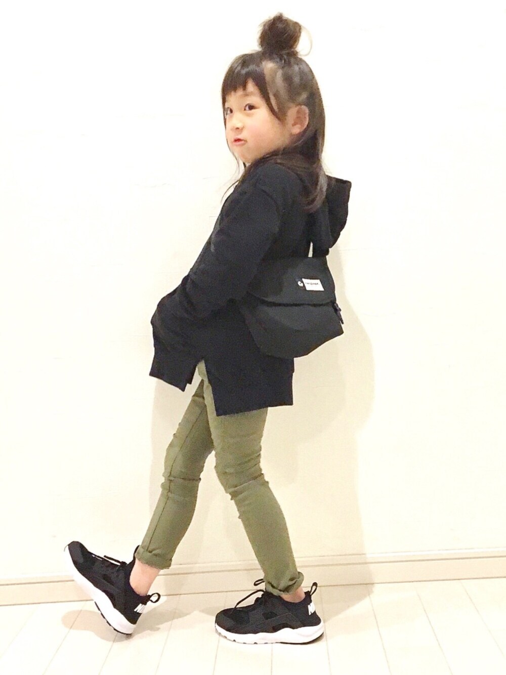 「休日スタイル、シンプルコーデ、カジュアル、キッズファッション、パーカー、ゆるコーデ、おんなのこ、Branshes、NIKE、ハラチ」｜「BRANSHESの裏起毛ビックシルエットトレーナー（スウェット、ブラック系）」を使った、kii_memeさん（キッズ・110cm）の冬コーディネートの1枚目の写真