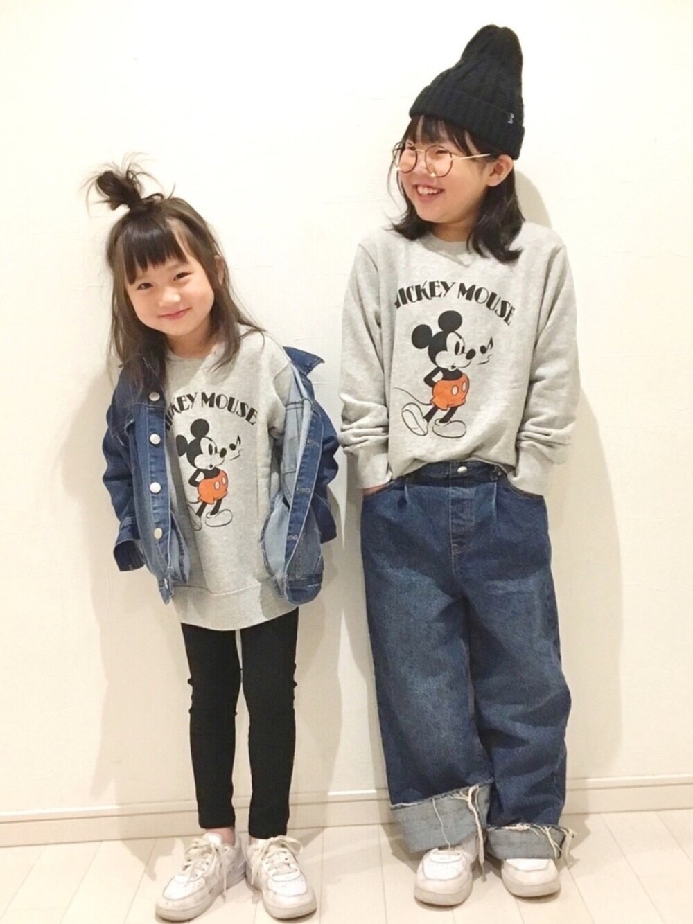 「カジュアルコーデ、キッズコーデ、シンプルコーデ、リンクコーデ、UNIQLO、Right-on、Branshes、エアフォースワン、ナイキ、ミッキー」｜「UNIQLOのアイテム（スウェット、グレー系）」を使った、kii_memeさん（キッズ・110cm）の冬コーディネートの1枚目の写真