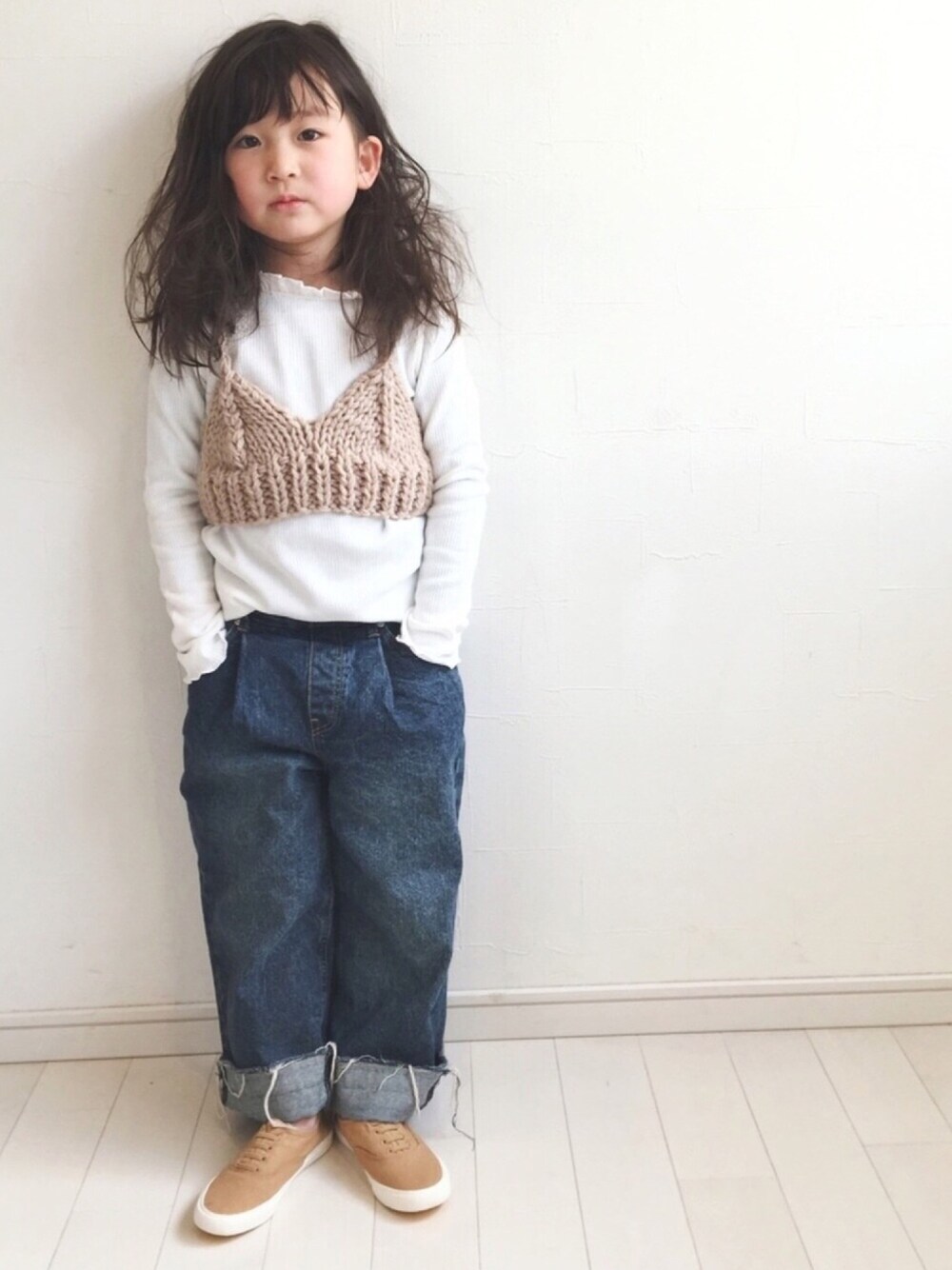 「シンプルコーデ、おしゃれさんと繋がりたい、かなぼんmade、おんなのこ、デニム、フリルトップス、Branshes、RADCHAP、チャオパニックティピー(CIAOPANIC TYPY)、カジュアルコーデ」｜「BRANSHESのテレコ長袖Tシャツ（Tシャツ/カットソー、ホワイト系）」を使った、kii_memeさん（キッズ・110cm）の冬コーディネートの1枚目の写真