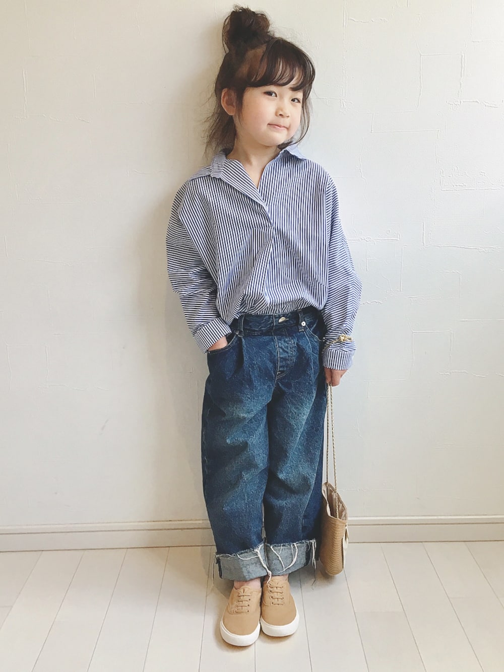 「シンプルコーデ、休日スタイル、春コーデ、カジュアルコーデ、ストライプシャツ、ストライプ、デニムパンツ、Branshes、Right-on、ciaopanicTYPY」｜「BRANSHESのストライプ柄/無地チュニック（チュニック、ブルー系）」を使った、kii_memeさん（キッズ・110cm）の春コーディネートの1枚目の写真