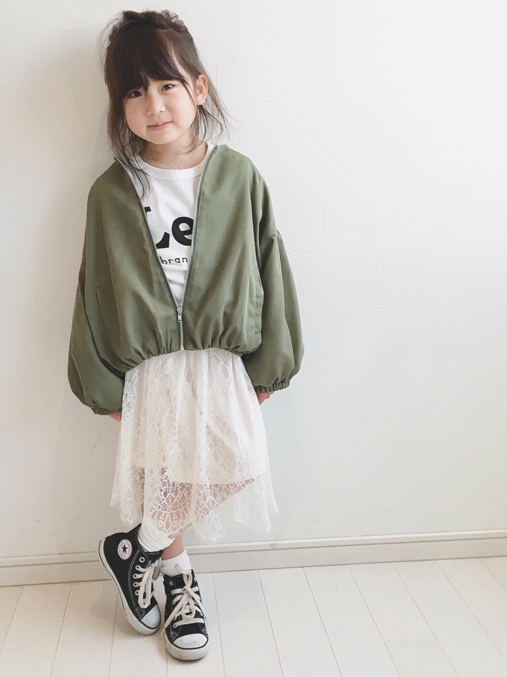 「キッズコーデ、シンプルコーデ、春コーデ、コンバース、カーキ、レーススカート、LEE、Branshes、おんなのこ、6歳」｜「BRANSHESのノーカラージャケット（ノーカラージャケット、グリーン系）」を使った、kii_memeさん（キッズ・110cm）の春コーディネートの1枚目の写真