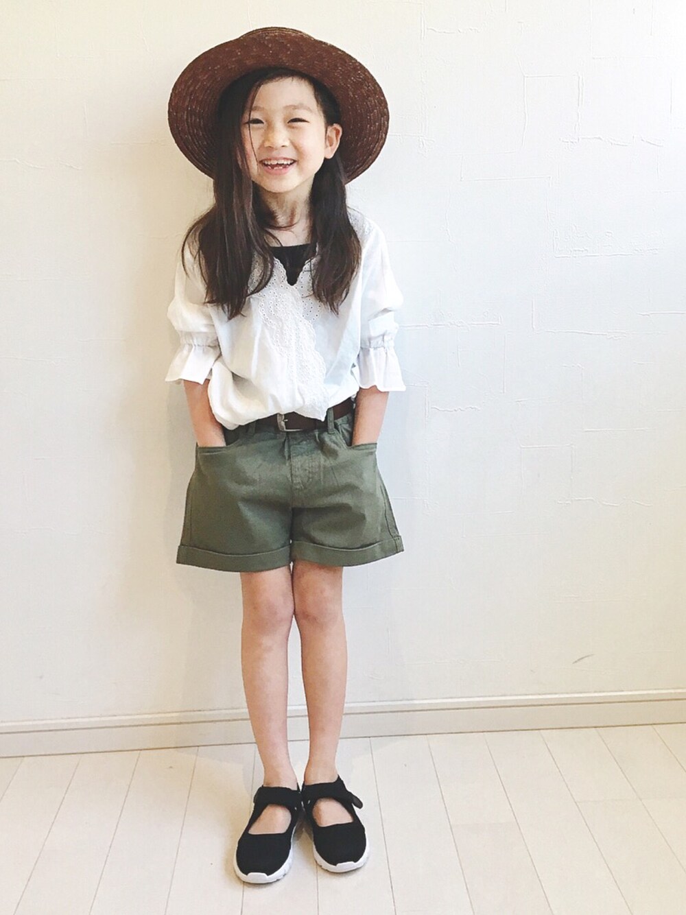 「カジュアルコーデ、夏コーデ、春コーデ、女の子コーデ、ノーカラーシャツ、カーキ、カンカン帽、Branshes、シンプル」｜「BRANSHESのカンカン帽（ハット、ブラウン系）」を使った、kii_memeさん（キッズ・110cm）の春コーディネートの1枚目の写真