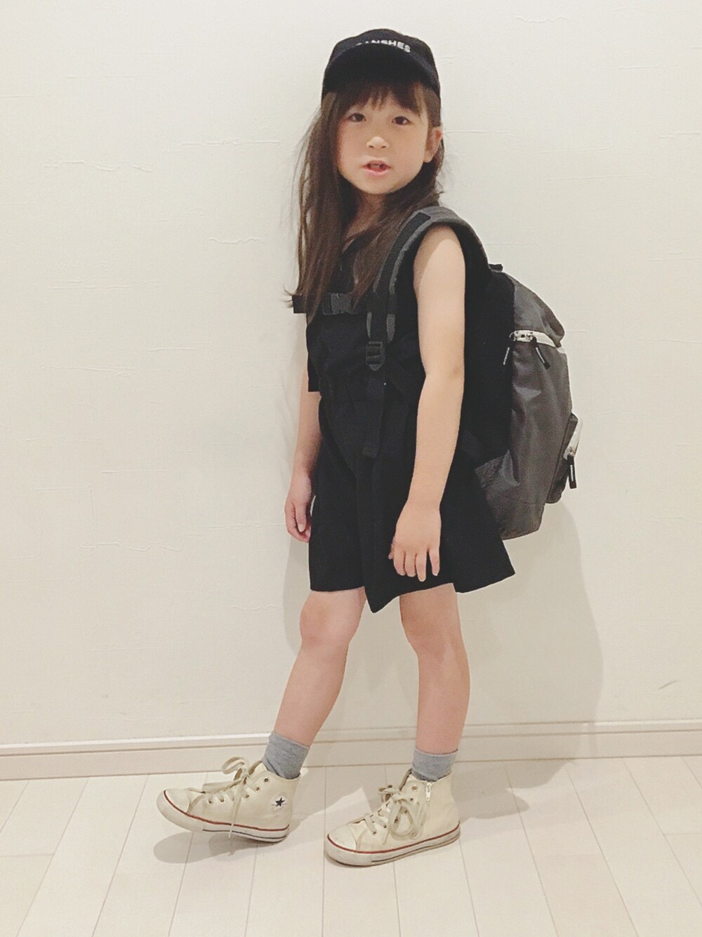 「シンプルコーデ、キッズコーデ、オールインワン、ブランシェス、ブラックコーデ、スニーカー、コンバース、女の子、カジュアルコーデ」｜「BRANSHESの【限定】オールインワン（サロペット/オーバーオール、ブラック系）」を使った、kii_memeさん（キッズ・110cm）の夏コーディネートの1枚目の写真