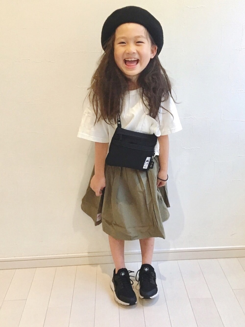 「シンプル、夏コーデ、キッズコーデ、サコッシュ、ベレー帽、カーキ、白Tシャツ、ビックT、Branshes、RADCHAP」｜「RADCHAPのダンプスカート（スカート、グリーン系）」を使った、kii_memeさん（キッズ・110cm）の夏コーディネートの1枚目の写真