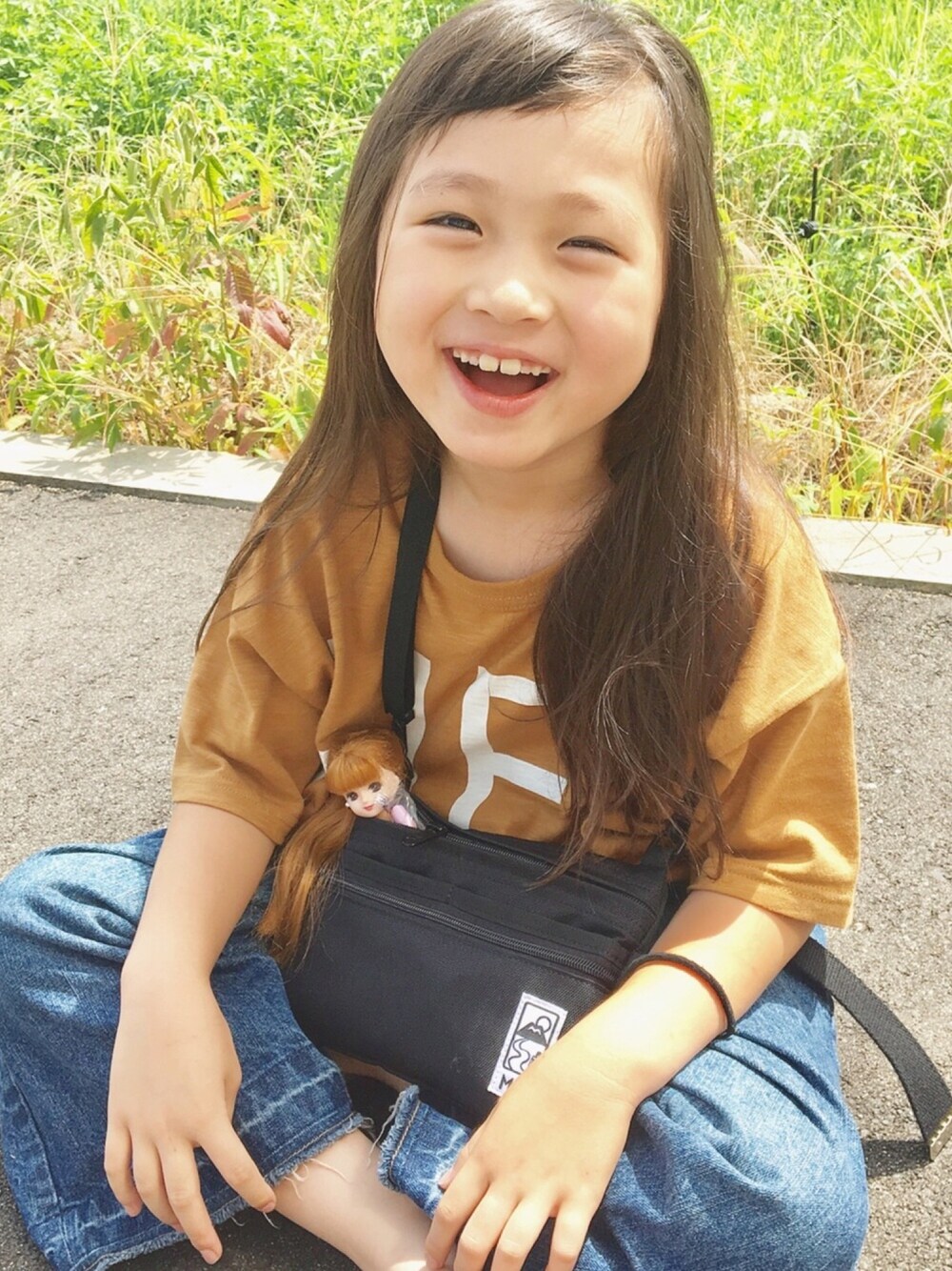 「夏コーデ、Tシャツ、シンプルコーデ、夏セールで買いました、ワイドパンツ、キャメル、ビッグシルエット、ゆるコーデ、おんなのこ、キッズコーデ」｜「Right-onの【MPS】デニムタックワイドパンツ（デニムパンツ、ブルー系）」を使った、kii_memeさん（キッズ・110cm）の夏コーディネートの1枚目の写真