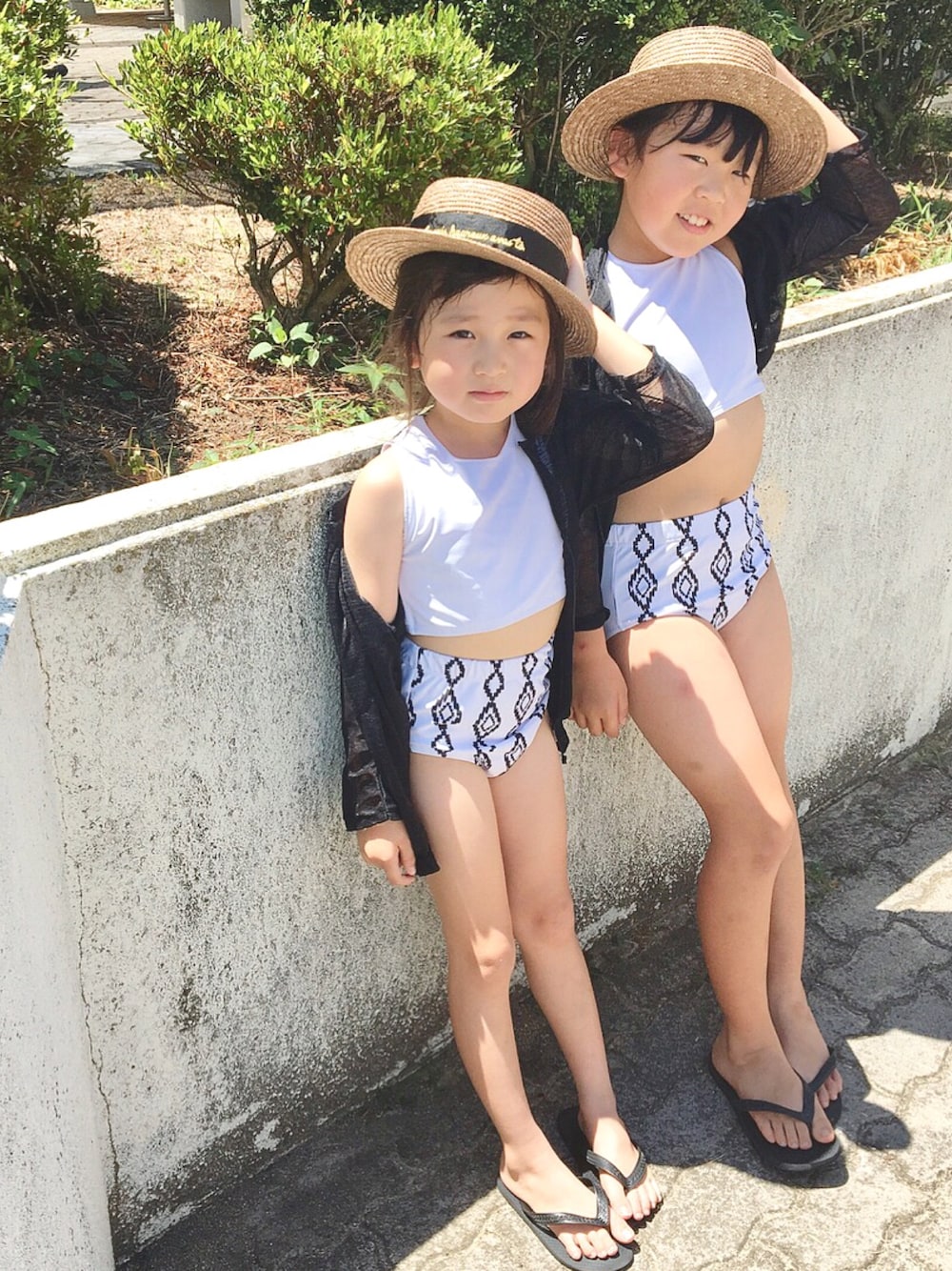 「夏セールで買いました、女の子コーデ、キッズコーデ、サンダル、水着、キッズ水着、カンカン帽、ブランシェス、姉妹コーデ、夏休み」｜「TeddyShopの水着 大人っぽモードビキニ 4点セット（水着、ホワイト系）」を使った、kii_memeさん（キッズ・110cm）の夏コーディネートの1枚目の写真