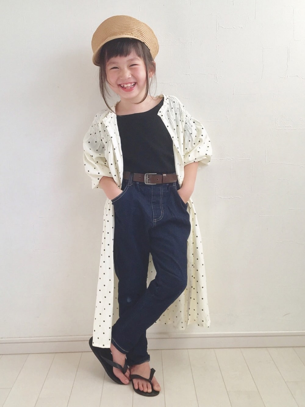 「カジュアル、サンダル、ブランシェス、テーパードパンツ、ドット柄、ワンピース、デニム、秋のコーデ、ガウン」｜「BRANSHESのドット柄長袖ワンピース（ワンピース、ホワイト系）」を使った、kii_memeさん（キッズ・110cm）の夏コーディネートの1枚目の写真