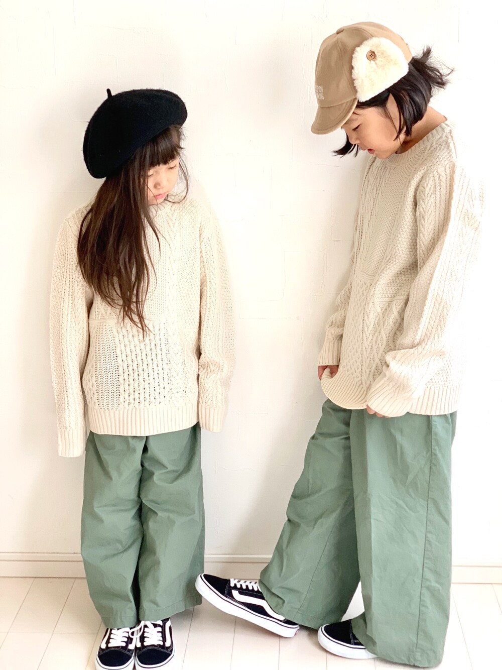 ホワイト系のニット/セーター、ホワイト系のニット/セーター、ブラック系のスニーカーを着用したキッズの秋コーディネートの1枚目の写真