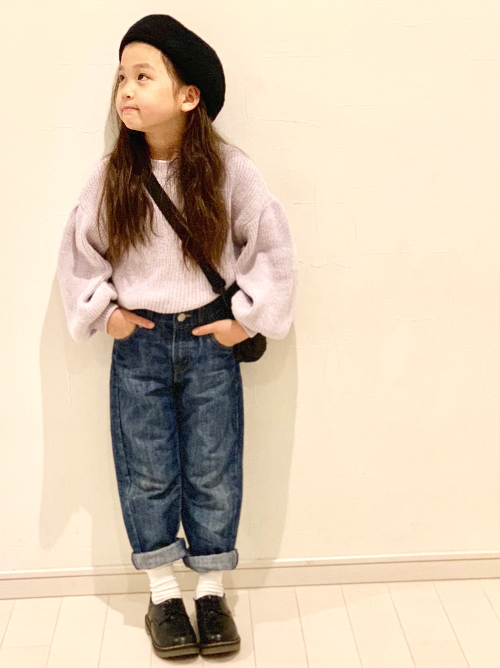 「秋のコーデ、カジュアルコーデ、シンプル、秋冬コーデ、ニット、デニム、デニムパンツ、ベレー帽、ラベンダー、Branshes」｜「BRANSHESのモールヤーンニット（ニット/セーター、パープル系）」を使った、kii_memeさん（キッズ・110cm）の秋コーディネートの1枚目の写真