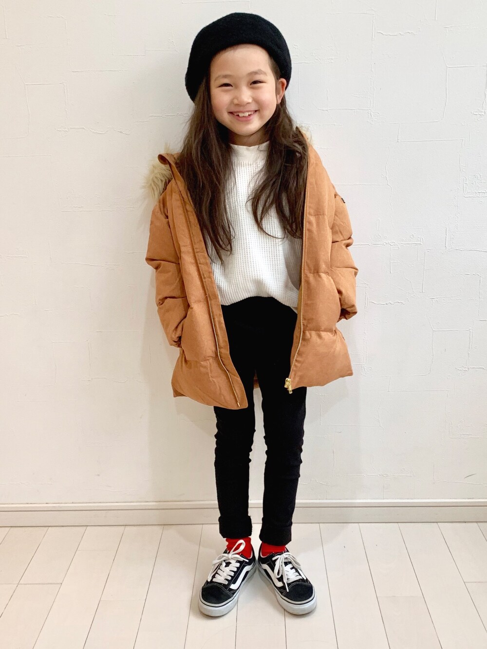 「休日スタイル、女の子コーデ、ダウンジャケット、ベレー帽、スキニーパンツ、差し色(赤)、カジュアル、秋冬コーデ、小学生、ブランシェス」｜「BRANSHESのふんわり中綿アウター（ダウンジャケット/コート、イエロー系）」を使った、kii_memeさん（キッズ・110cm）の冬コーディネートの1枚目の写真
