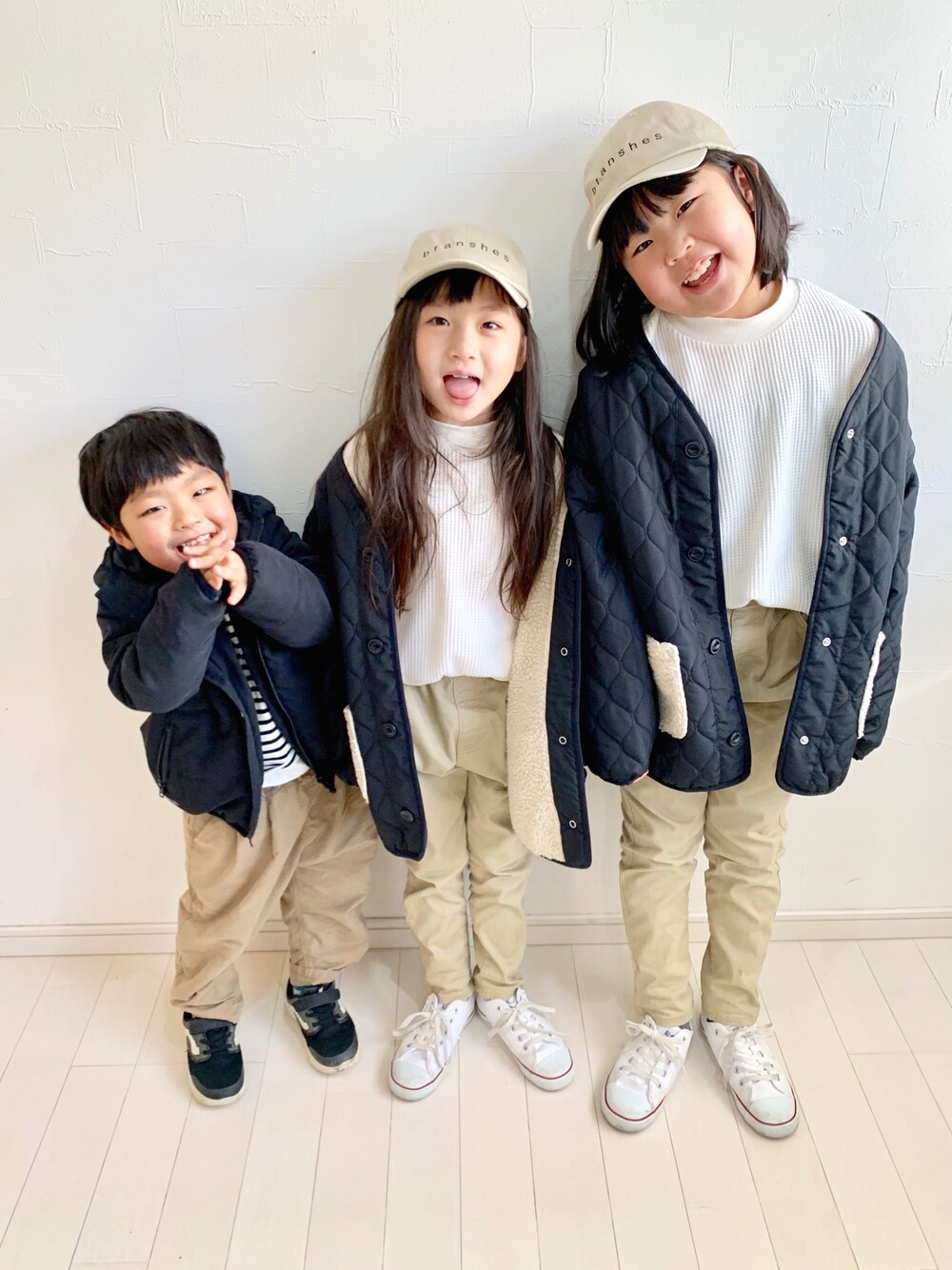「大晦日、キッズファッション、今年最後のコーデ、カジュアル、姉妹コーデ、リンクコーデ、コンバース、ワントーンコーデ、ブランシェス、女の子コーデ」｜「BRANSHESのウェーブキルトライナージャケット（ブルゾン、ブラック系）」を使った、kii_memeさん（キッズ・110cm）の冬コーディネートの1枚目の写真