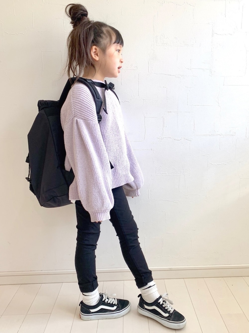 「シンプル、女の子コーデ、カジュアル、ゆるコーデ、おだんごヘアー、くすみピンク、スキニーパンツ、ブランシェス、大人カジュアル、ゆるニット」｜「BRANSHESのモールヤーンニット（ニット/セーター、パープル系）」を使った、kii_memeさん（キッズ・110cm）の冬コーディネートの1枚目の写真